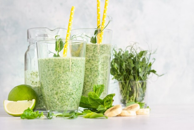 Magnesium dalam smoothies sayuran hijau dapat meningkatkan kualitas tidur/Foto:Freepik.com/Freepik Smoothies sayuran hijau seperti bayam, sawi hingga brokoli juga sangat baik untuk dikonsumsi saat malam hari.
