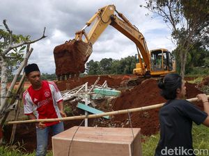 Proses Relokasi Makam yang Ada di Tengah Lahan Proyek Perumahan Depok Proses Relokasi Makam yang Ada di Tengah Lahan Proyek Perumahan Depok