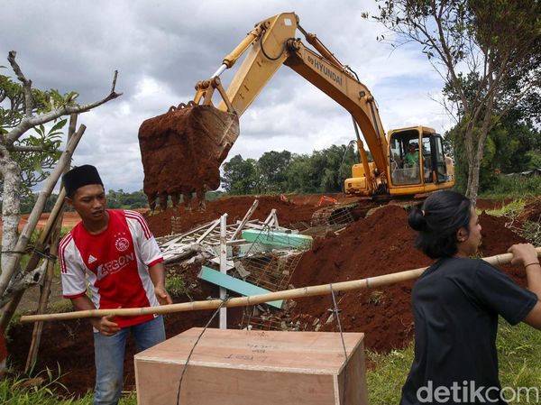 Proses Relokasi Makam yang Ada di Tengah Lahan Proyek Perumahan Depok