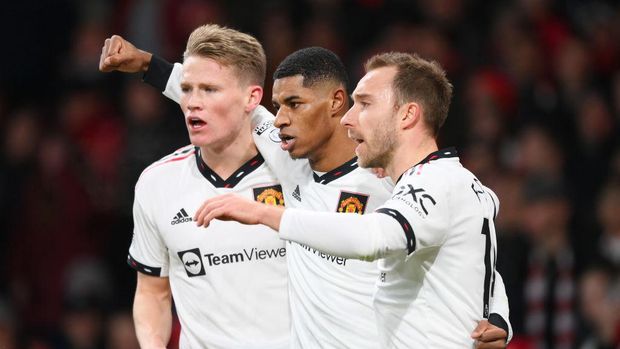 LONDON, ENGLAND - JANUARY 22: Marcus Rashford celebrates with Scott McTominay and Christian Eriksen of Manchester United after scoring the team's first goal during the Premier League match between Arsenal FC and Manchester United at Emirates Stadium on January 22, 2023 in London, England. (Photo by Shaun Botterill/Getty Images)