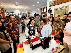 Potongan Kue Pertama Ultah Mega untuk Pramono, Ketiga untuk Menteri Basuki