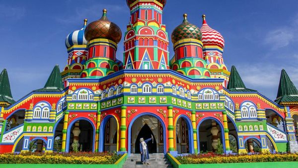Melihat Keindahan Masjid yang Colorful di Jatinangor