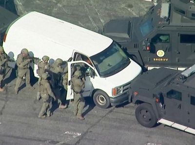 Momen Penyergapan Mobil Pelaku Penembakan Massal di California