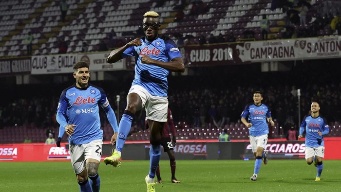 Napolis Victor Osimhen, second left, celebrates after scoring to 0-2 during the Serie A soccer match between Salernitana and Napoli at the Arechi stadium in Salerno, Italy, Saturday Jan. 21, 2023.(Alessandro Garofalo/LaPresse via AP)