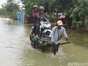 Jalan Alternatif Pati-Kudus Masih Kebanjiran, Pemotor Naik Ojek Motor