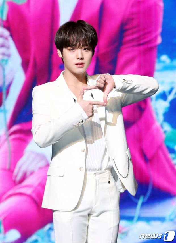 Park Ji Hoon aktif sebagi idol dan debut lewat boygrup, Wanna One/Foto: hancinema.net Potret Ji Hoon dengan ikonik linenya.