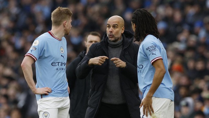 Soccer Football - Premier League - Manchester City v Wolverhampton Wanderers - Etihad Stadium, Manchester, Britain - January 22, 2023 Manchester City manager Pep Guardiola talks to Kevin De Bruyne and Nathan Ake Action Images via Reuters/Jason Cairnduff EDITORIAL USE ONLY. No use with unauthorized audio, video, data, fixture lists, club/league logos or live services. Online in-match use limited to 75 images, no video emulation. No use in betting, games or single club /league/player publications.  Please contact your account representative for further details.