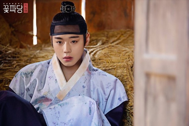 Potret Park Ji Hoon sebagai Go Young Soo/Foto: hancinema.net Park Ji Hoon sebagai aktor.