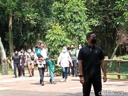 Cuti Bersama Imlek 2023, Jokowi Gendong Cucu di Solo Safari