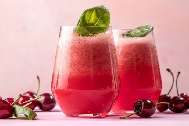 Rutin konsumsi jus buah ceri bantu tidur malam lebih nyanyak/Foto:Freepik.com/Freepik Jus buah ceri menjadi minuman selanjutnya yang baik untuk dikonsumsi rutin saat malam hari.