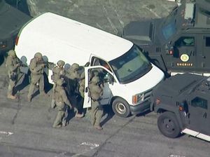 Penampakan Rangkaian Bunga di Lokasi Penembakan Massal California Penampakan Rangkaian Bunga di Lokasi Penembakan Massal California