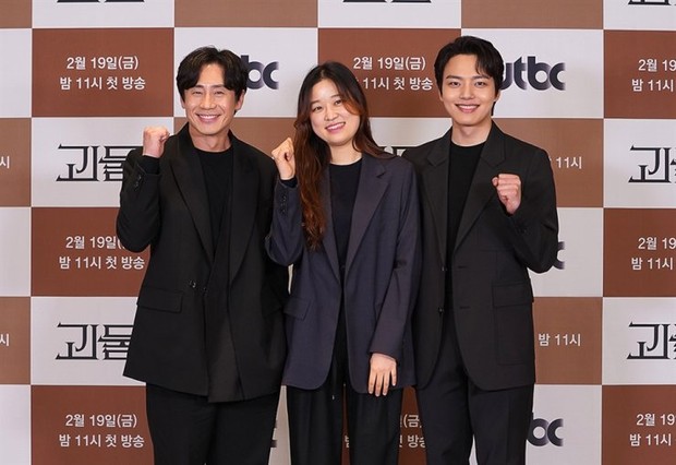 Sutradara Sim Na Yeon dan Pemain Beyond Evil/Foto: koreatimes.co.kr Sim Na Yeon yang Menyutradarai Beyond Evil