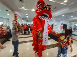 Liukan Barongsai Hibur Pasien di RS UKM Bandung