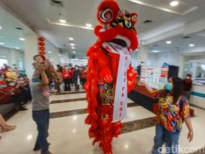 Liukan Barongsai Hibur Pasien di RS UKM Bandung Liukan Barongsai Hibur Pasien di RS UKM Bandung