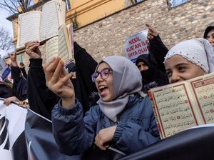 Umat Muslim Turki Demo Protes Pembakaran Alquran di Swedia Umat Muslim Turki Demo Protes Pembakaran Alquran di Swedia
