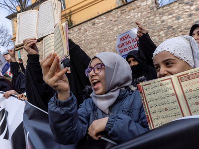 Umat Muslim Turki Demo Protes Pembakaran Alquran di Swedia