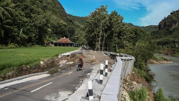 Waduh! Jalan Penghubung Desa Wisata Sringharjo-Selopamioro Amblas