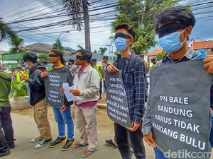 Aksi Tutup Mata Mahasiswa Kawal Kasus Eks Ketua DPRD Jabar Aksi Tutup Mata Mahasiswa Kawal Kasus Eks Ketua DPRD Jabar