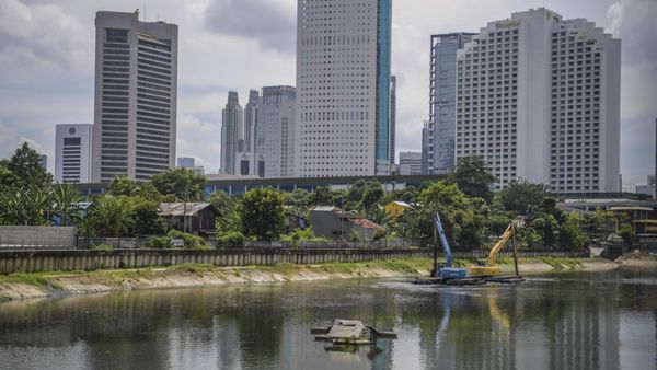 Antisipasi Banjir, Lumpur di Waduk Melati Dikeruk