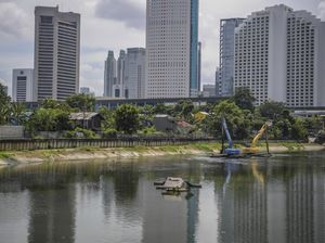 Antisipasi Banjir, Lumpur di Waduk Melati Dikeruk