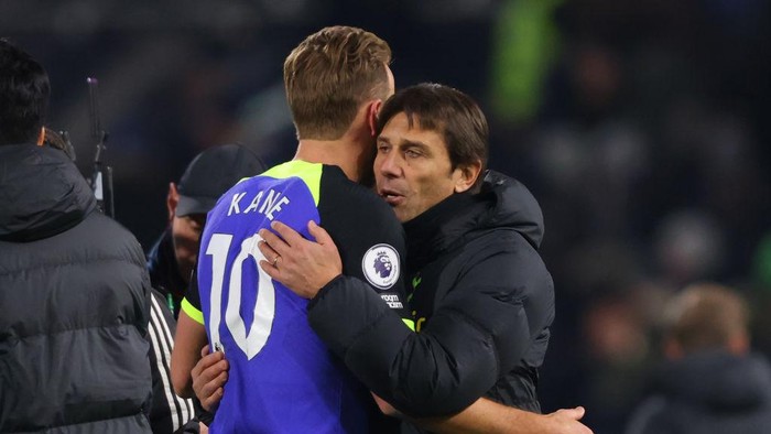 LONDON, ENGLAND - JANUARY 23:  Tottenham Hotspur Head Coach Antonio Conte embraces Harry Kane during the Premier League match between Fulham FC and Tottenham Hotspur at Craven Cottage on January 23, 2023 in London, United Kingdom. (Photo by Marc Atkins/Getty Images)