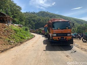 Keluh Kesah Sopir Truk di TPA Sarimukti: Ditekan Warga-Biaya Bengkak Keluh Kesah Sopir Truk di TPA Sarimukti: Ditekan Warga-Biaya Bengkak