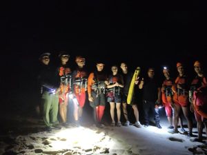 2 Turis Bule di Bali Terjebak Air Pasang, Untung Bisa Diselamatkan 2 Turis Bule di Bali Terjebak Air Pasang, Untung Bisa Diselamatkan