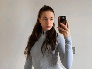 Untung Banyak Jual Foto Seksi, Turis Perempuan Ini Leluasa Keliling Eropa