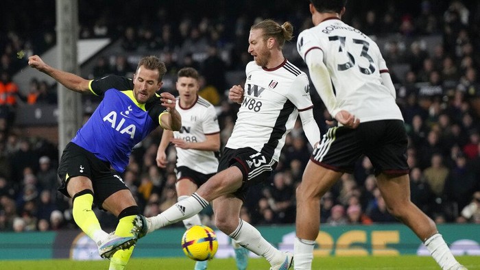 Tottenhams Harry Kane shoots on goal during the English Premier League soccer match between Fulham and Tottenham Hotspur at the Craven Cottage Stadium in London, Monday, Jan. 23, 2023. (AP Photo/Frank Augstein)