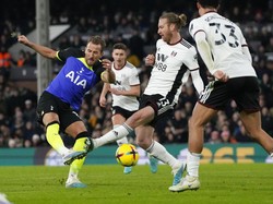 Kane Cetak Gol dan Rekor Lawan Fulham dalam Kondisi Sakit