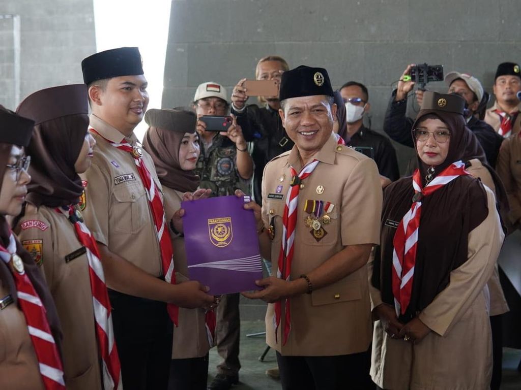 Bupati Bandung Kukuhkan 2.251 Peserta KMD Kwarcab Pramuka Bandung