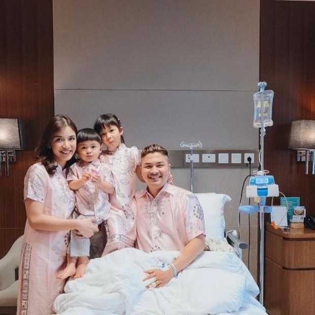 Chelsea Olivia & Glenn Alinskie Pasangan artis Chelsea Olivia & Glenn Alinskie juga turut merayakan Imlek bersama sang keluarga