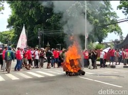 Puluhan PKL-LSM Demo DPRD Kediri Protes Pembatasan Akses Masuk SLG