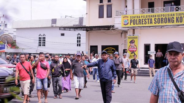 Polresta Sorong Digeruduk Massa Usai Wanita Tewas Dibakar