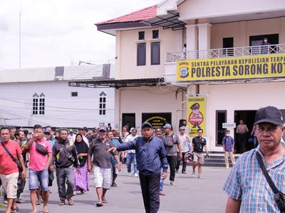 Polresta Sorong Digeruduk Massa Usai Wanita Tewas Dibakar