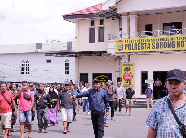 Polresta Sorong Digeruduk Massa Usai Wanita Tewas Dibakar