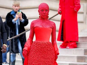 Gaya Doja Cat Tampil dengan 30 Ribu Kristal Swarovski di Tubuh