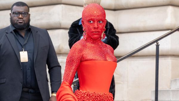 Foto: Totalitas Doja Cat Demi Eksis di PFW, Tubuh Ditempel 30 Ribu Kristal