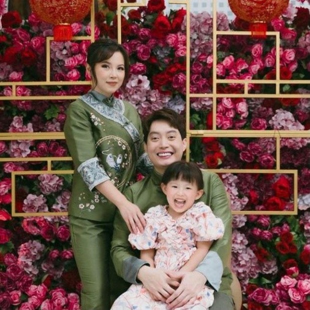 Edric Tjandra Edric Tjandra bersama keluarga kecilnya juga turut merayakan Imlek