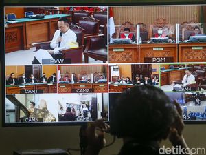 Ekspresi Ricky Rizal Saat Bacakan Pleidoi Ekspresi Ricky Rizal Saat Bacakan Pleidoi