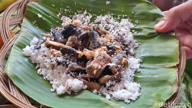 Gatot merupakan makanan ringan zaman dulu yang terbuat dari gaplek singkong. Makanan ini mulai langka di Wonogiri. Foto diunggah 24 Januari 2023.