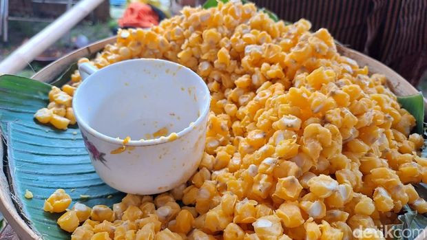 Grontol merupakan makanan jadul yang berbahan dasar jagung. Proses pembuatan makanan ini berawal dari jagung yang dipipil kemudian direndam terlebih dahulu. Setelah itu jagung dikukus. Foto diunggah Selasa (24/1/2023).