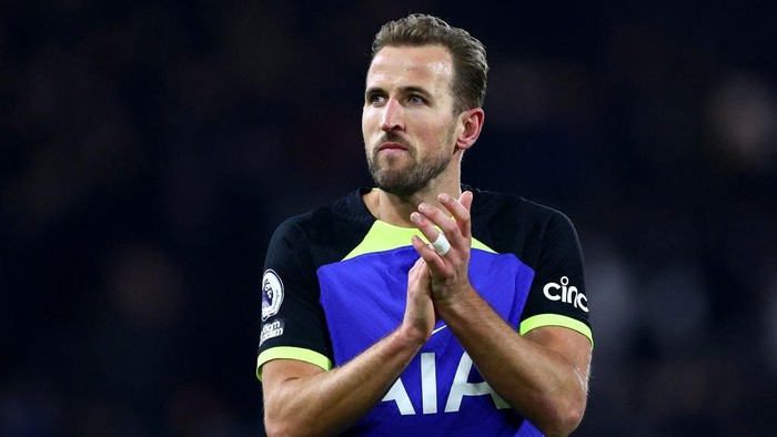 LONDON, ENGLAND - JANUARY 23: Harry Kane of Tottenham Hotspur applauds the fans after the teams victory during the Premier League match between Fulham FC and Tottenham Hotspur at Craven Cottage on January 23, 2023 in London, England. (Photo by Clive Rose/Getty Images)