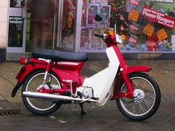 Bukan Cuma di Indonesia, Motor Klasik Honda C90 Lagi Ngetren di Inggris