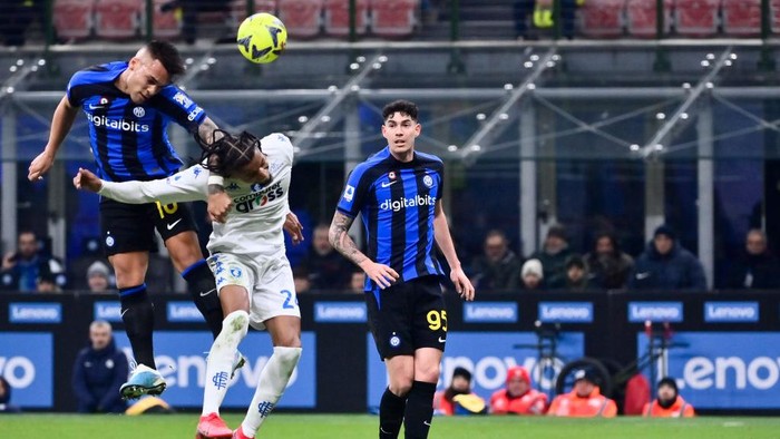 MILAN, ITALY - JANUARY 23: (L-R) Lautaro Martinez of FC Internazionale head the ball against Tyronne Ebuehi of Empoli FC during the Serie A match between FC Internazionale and Empoli FC at Stadio Giuseppe Meazza on January 23, 2023 in Milan, . (Photo by Stefano Guidi/Getty Images)