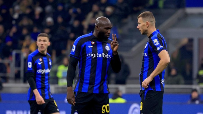 MILAN, ITALY - JANUARY 23: Romelu Lukaku (L) of FC Internazionale speaks with Edin Dzeko (R) during the Serie A match between FC Internazionale and Empoli FC at Stadio Giuseppe Meazza on January 23, 2023 in Milan, Italy. (Photo by Giuseppe Cottini/Getty Images)