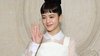 Gaya Imut Jisoo Tampil Berponi ala Audrey Hepburn