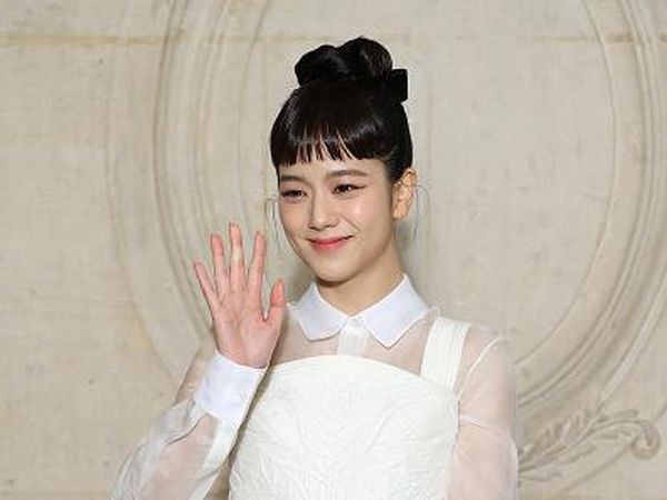 7 Gaya Jisoo BLACKPINK Tampil Bak Audrey Hepburn di Paris Fashion Week 2023