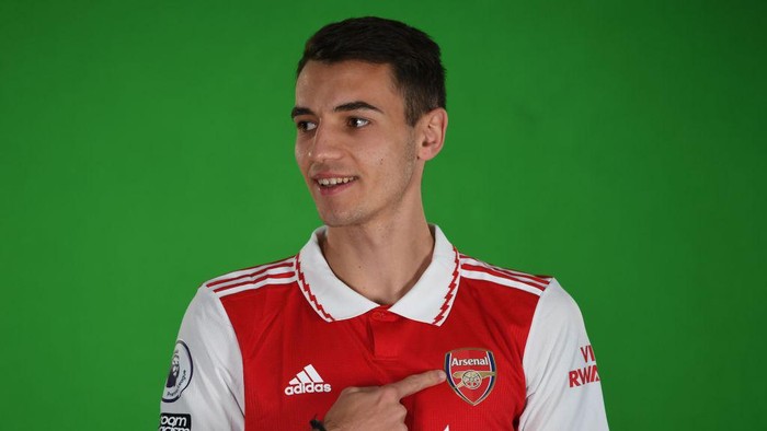ST ALBANS, ENGLAND - JANUARY 23: Arsenal unveil new signing Jakub Kiwior at London Colney on January 23, 2023 in St Albans, England. (Photo by Stuart MacFarlane/Arsenal FC via Getty Images)