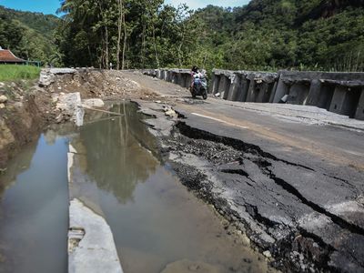 Jalan Penghubung Desa Wisata di Bantul Amblas